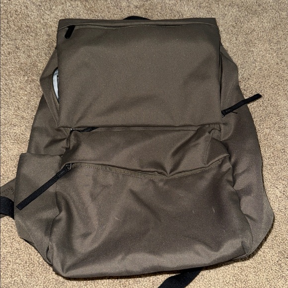 EVERLANE - The ReNew Transit Backpack - Picture 3 of 11